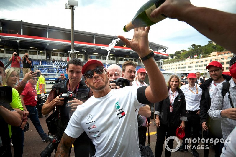 Lewis Hamilton, Mercedes AMG F1, 1st position, celebrates with his team