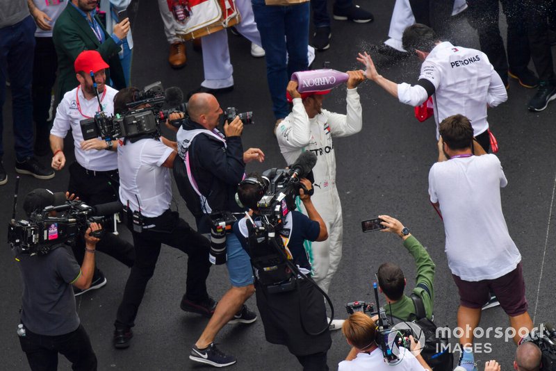Lewis Hamilton, Mercedes AMG F1, 1st position, celebrates with Toto Wolff, Executive Director (Business), Mercedes AMG