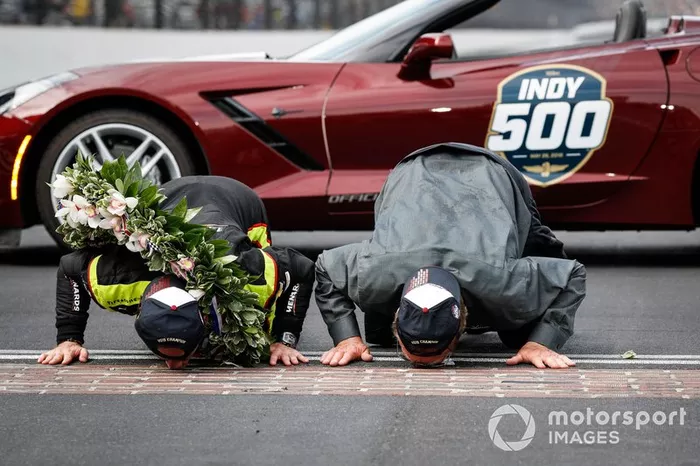 Simon Pagenaud, Team Penske Chevrolet, y John Menard