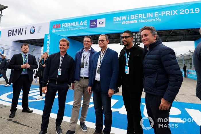 Nico Rosberg con Alejandro Agag, CEO, Fórmula E, otros VIPs
