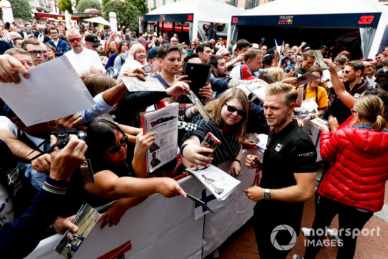 Kevin Magnussen, Haas F1 poses for a selfie with a fan