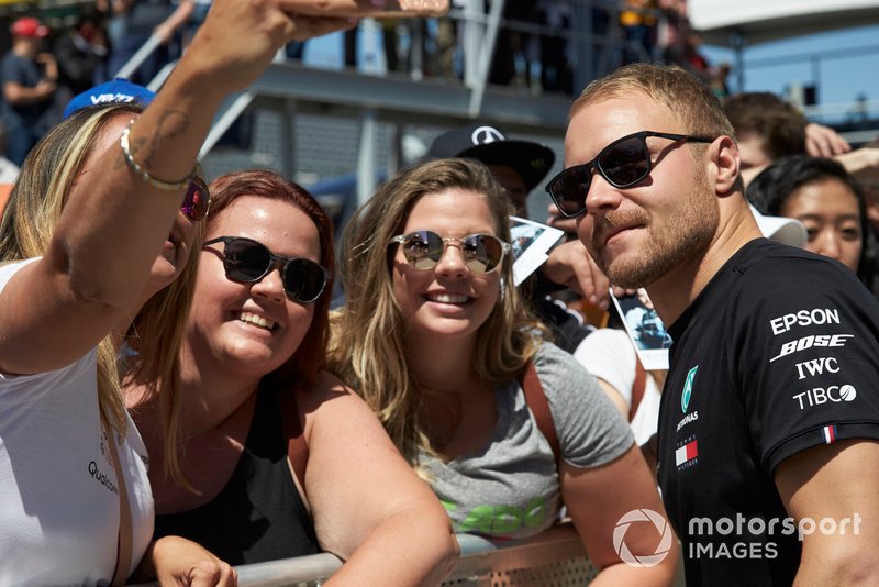 Valtteri Bottas, Mercedes AMG F1 se toma una selfie con un fan