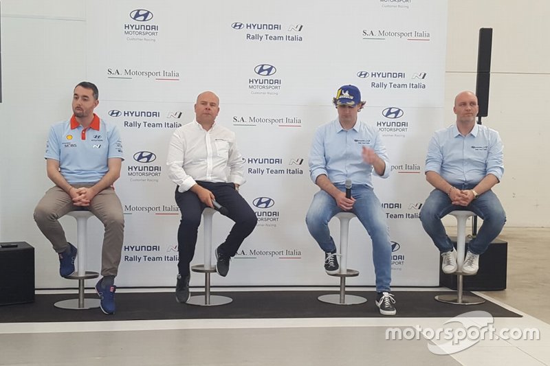 Paolo Sperati, della comunicazione Hyundai, Andrea Adamo, capo di Hyundai Motorsport, Il pilota Umberto Scandola, Riccardo Scandola, capo di S.A. Motorsport
