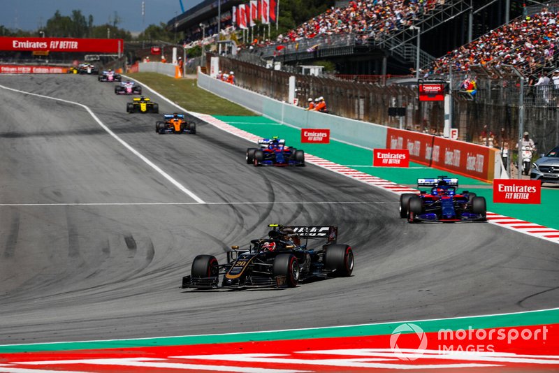 Kevin Magnussen, Haas F1 Team VF-19, leads Daniil Kvyat, Toro Rosso STR14, and Alexander Albon, Toro Rosso STR14