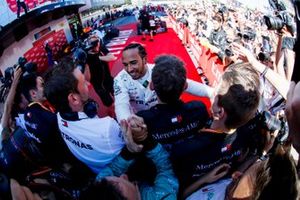 Le vainqueur Lewis Hamilton, Mercedes AMG F1 fête sa victoire avec son équipe dans le Parc Fermé