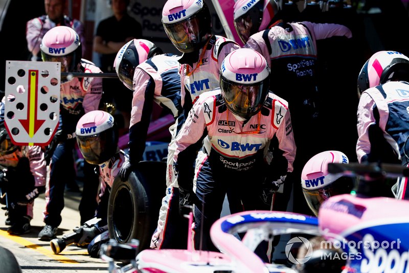 El equipo de Racing Point practica su simulacro de parada en boxes