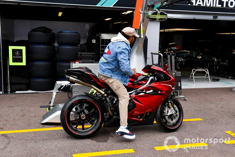 Lewis Hamilton, Mercedes AMG F1 chega aos boxes com sua moto