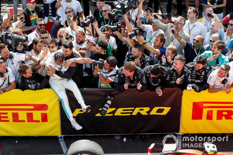 Lewis Hamilton, Mercedes AMG F1, 1st position, celebrates in Parc Ferme with his team