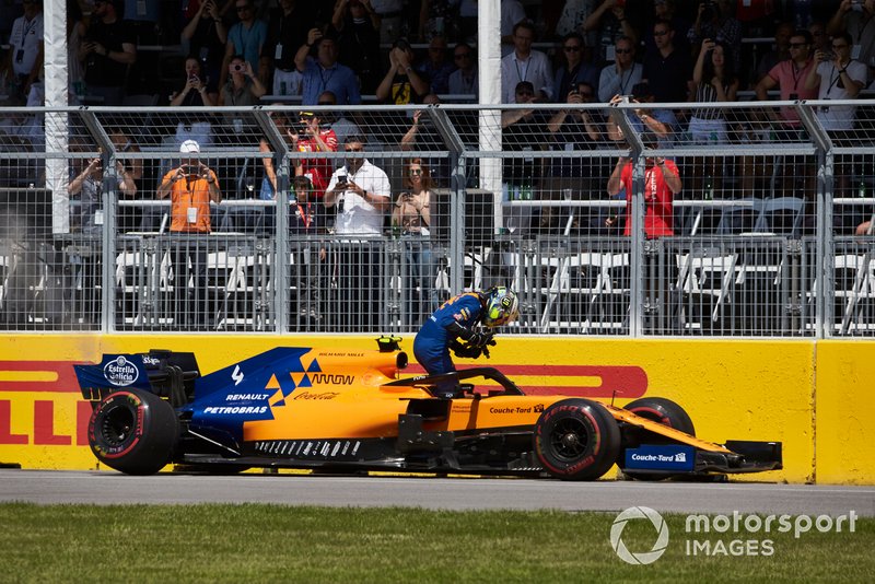 Lando Norris, McLaren MCL34, deja su coche y se retira de la carrera