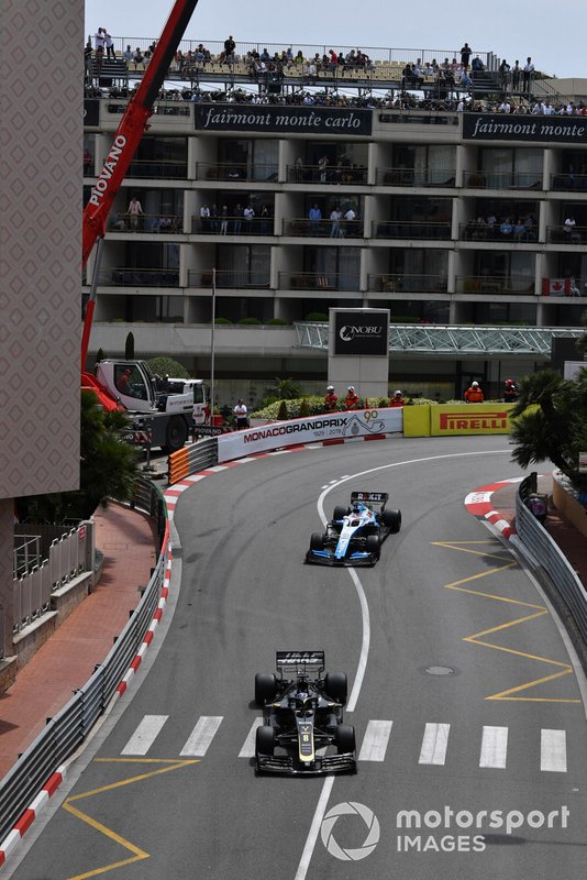 Romain Grosjean, Haas F1 Team VF-19, leadsGeorge Russell, Williams Racing FW42