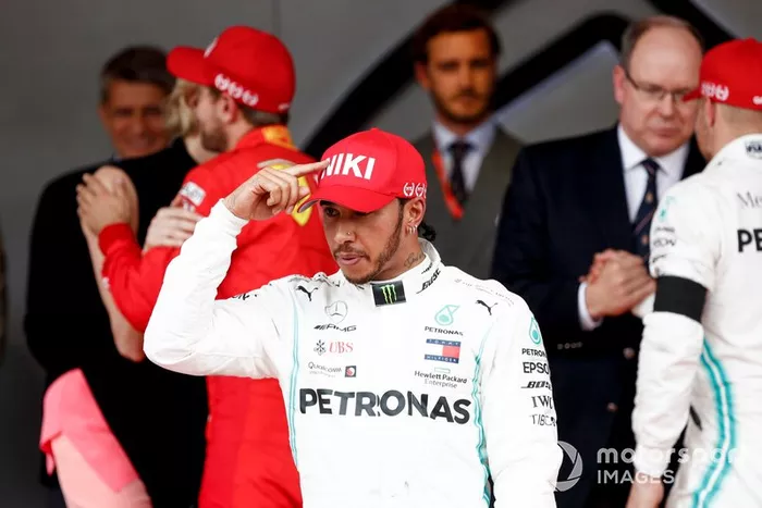 Il vincitore della gara Lewis Hamilton, Mercedes AMG F1, festeggia sul podio