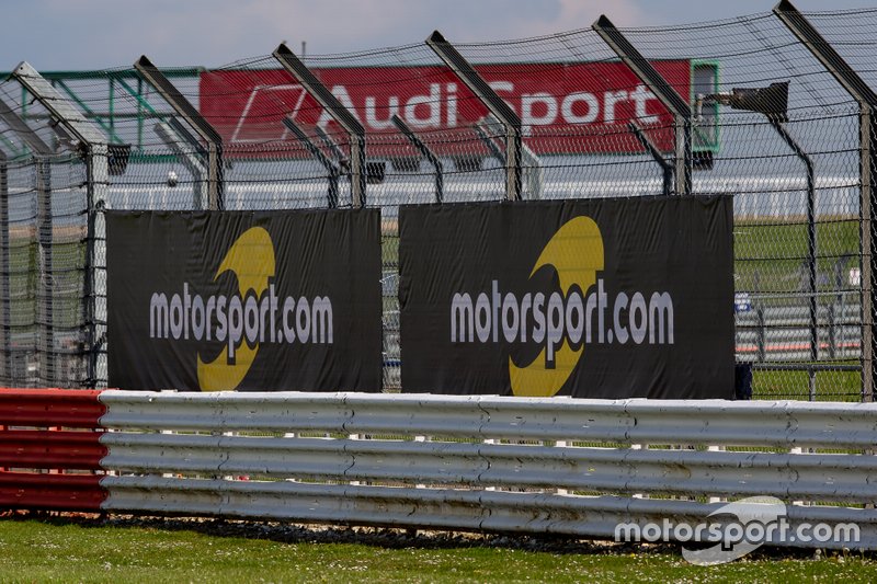 Motorsport.com signage