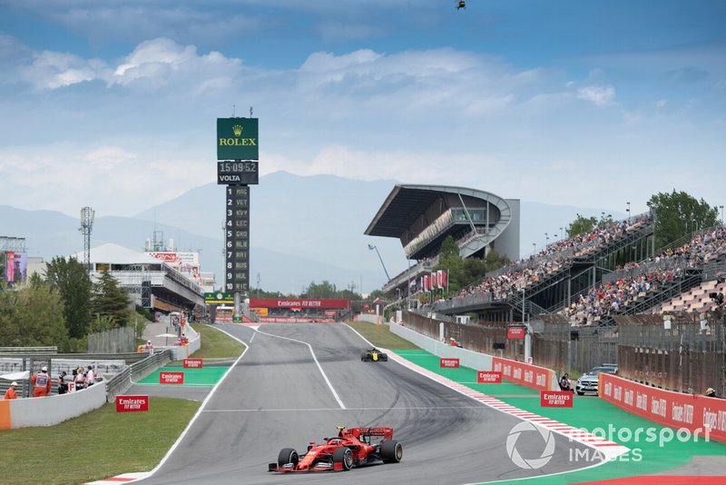 Charles Leclerc, Ferrari SF90, leads Daniel Ricciardo, Renault R.S.19