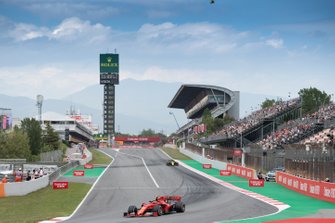 Charles Leclerc, Ferrari SF90, devant Daniel Ricciardo, Renault R.S.19