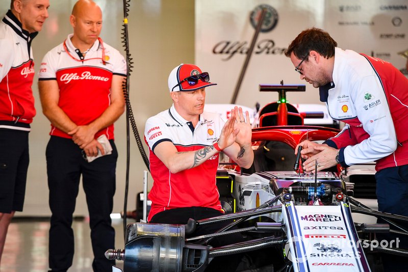 Kimi Raikkonen, Alfa Romeo Racing talking with engineer
