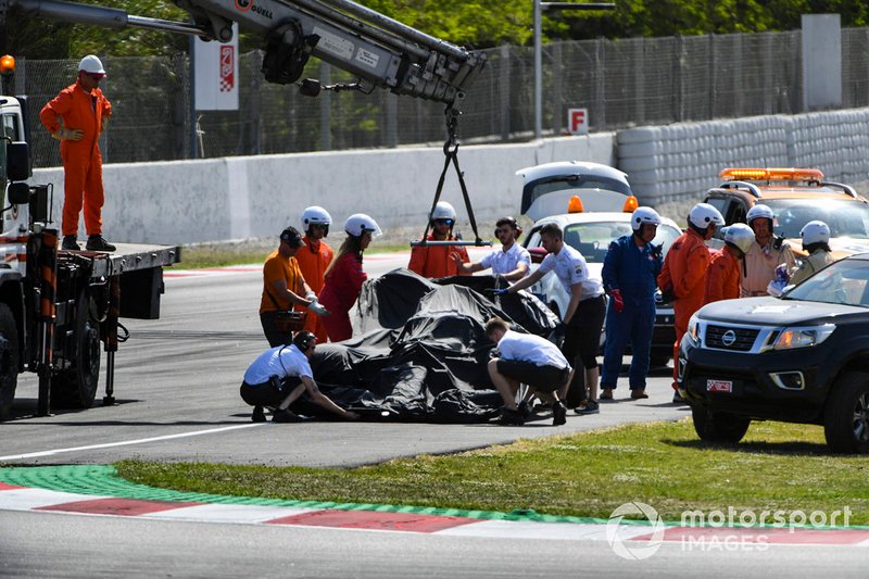 El coche de Sergio Sette Camara, McLaren MCL34, cargado en la grúa