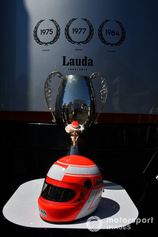 Il casco e il trofeo di Niki Lauda in esposizione nel paddock paddock