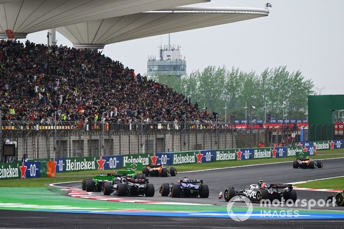 Lando Norris, McLaren MCL38, Oscar Piastri, McLaren MCL38, Zhou Guanyu, Kick Sauber C44, el resto de la parrilla.