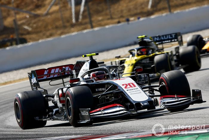 Kevin Magnussen, Haas VF-20, Esteban Ocon, Renault F1 Team R.S.20