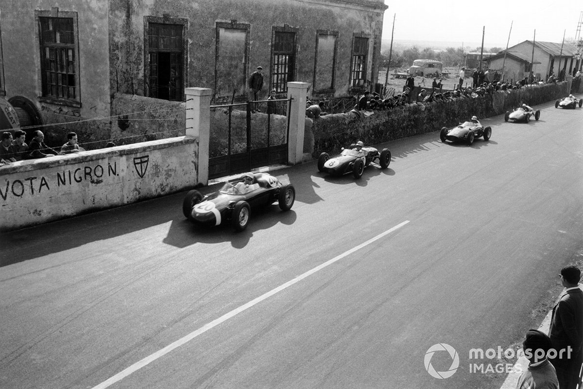 Stirling Moss, Porsche 718, leads Innes Ireland, Lotus 18-Climax, Wolfgang von Trips, Ferrari Dino 156, Olivier Gendebien, Cooper T51-Climax, and Jack Brabham, Cooper T43-Climax, into the hairpin after the start