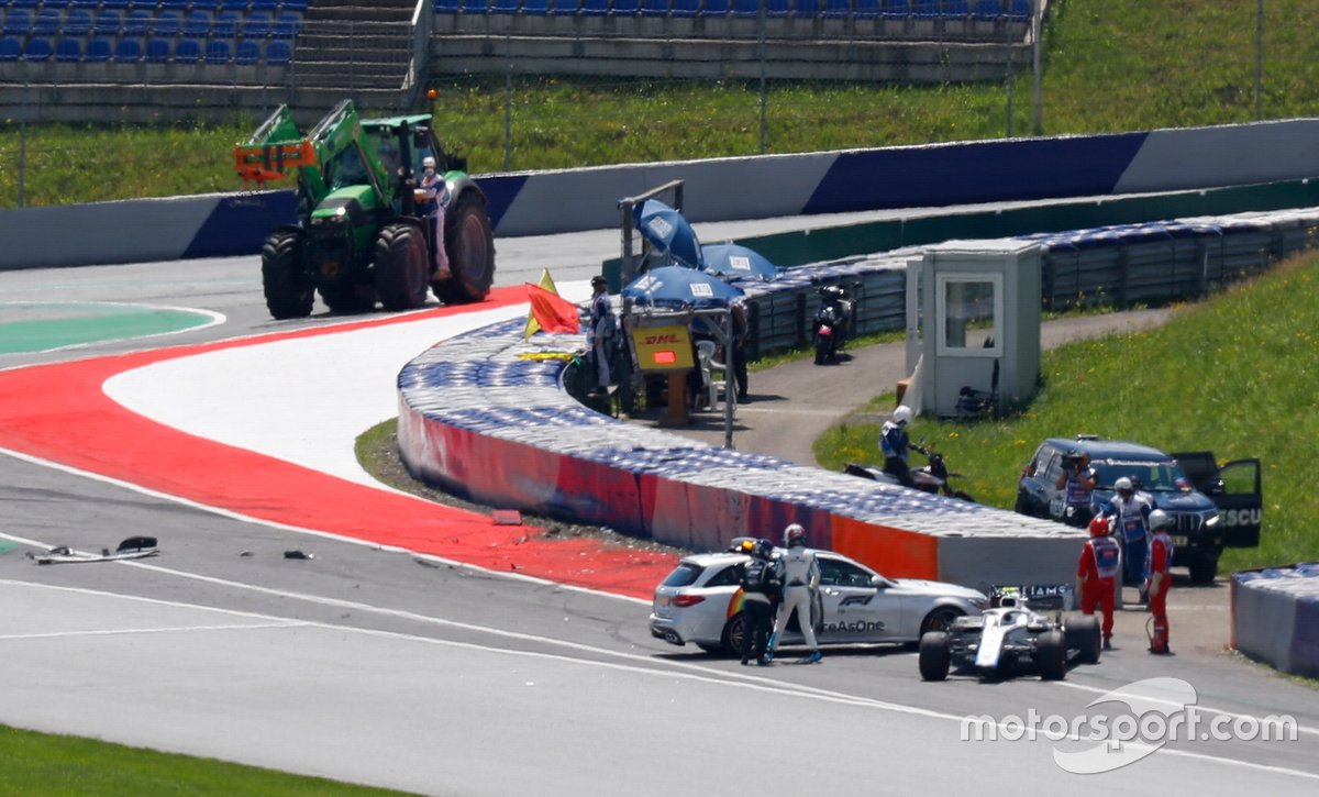 Oficiales retiran el monoplaza de Nicholas Latifi, Williams FW43