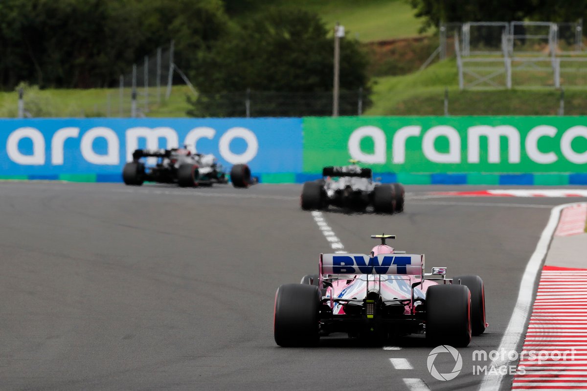Lewis Hamilton, Mercedes F1 W11, precede Valtteri Bottas, Mercedes F1 W11, e Lance Stroll, Racing Point RP20