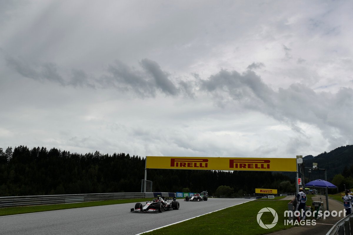 Kevin Magnussen, Haas F1 Team VF-20, Kimi Raikkonen, Alfa Romeo Racing C39
