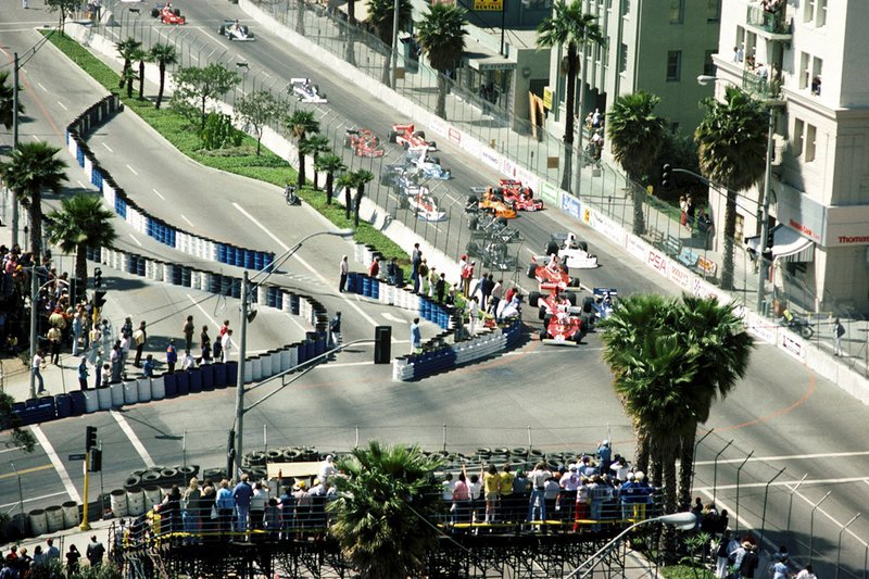 Clay Regazzoni, Ferrari 312T leads Patrick Depailler, Tyrrell 007 into the first corner at the start of the race