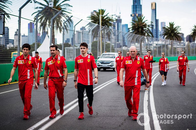 Charles Leclerc, Ferrari cammina in pista con i membri del team incluso Jock Clear, ingegnere di gara, Ferrari.