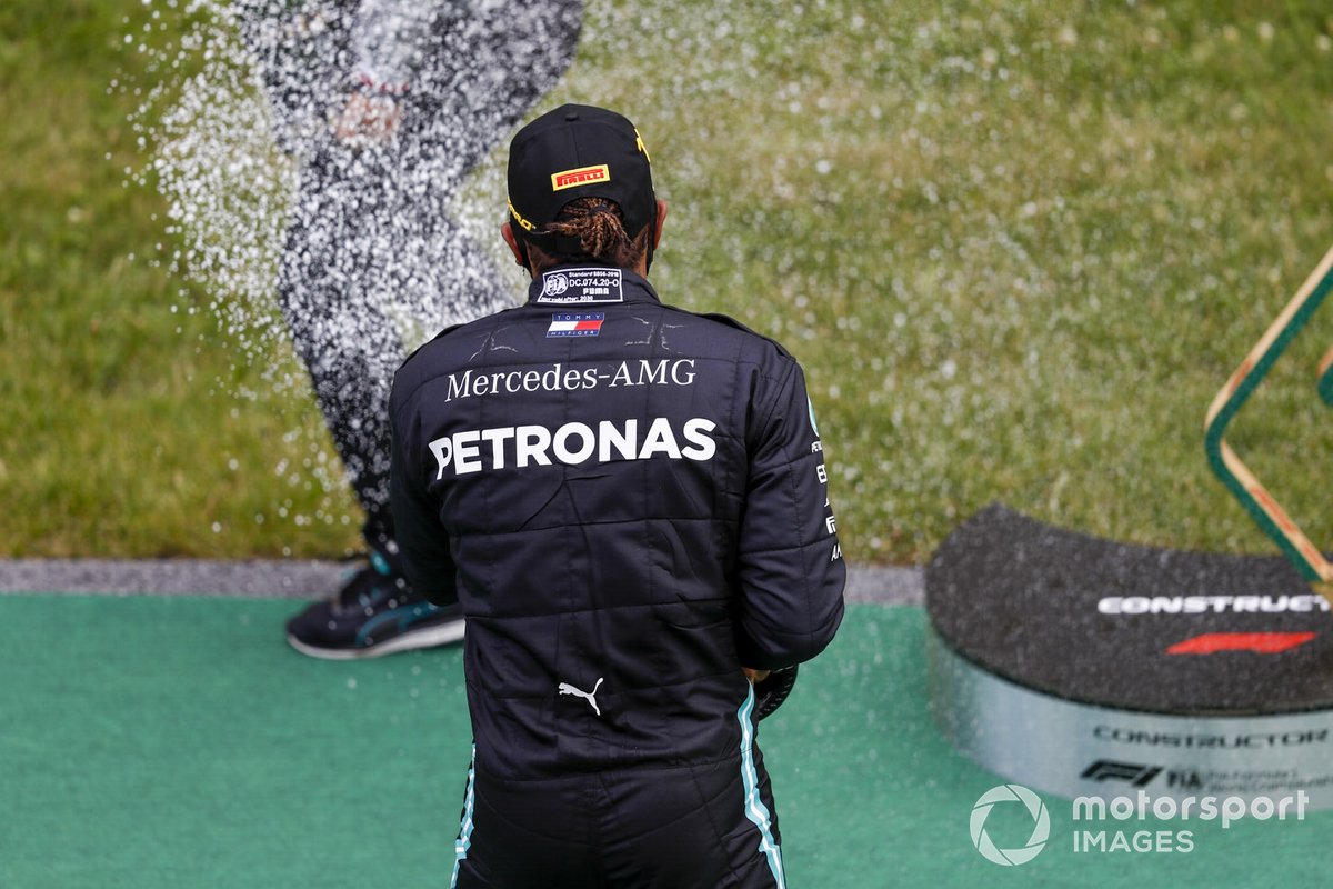 Lewis Hamilton, Mercedes-AMG vince la gara e festeggia con lo champagne