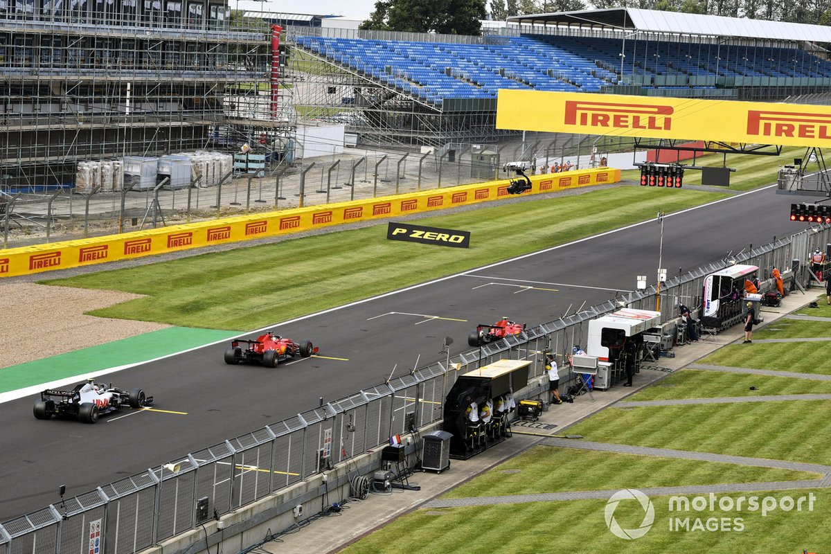 Sebastian Vettel, Ferrari SF1000, y Kevin Magnussen, Haas VF-20