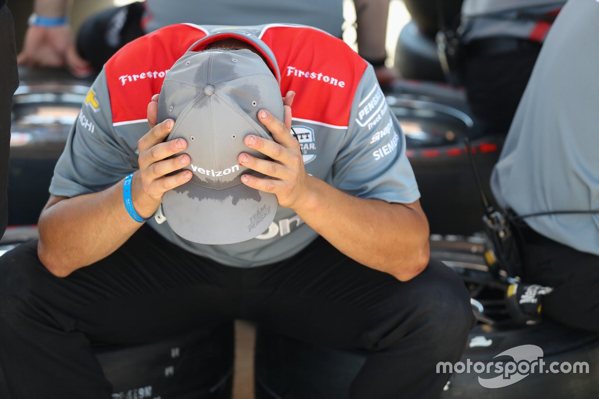 El miembro de la tripulación del equipo Penske durante la práctica