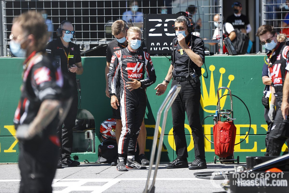 Kevin Magnussen, Haas F1, and Guenther Steiner, Team Principal, Haas F1, on the grid