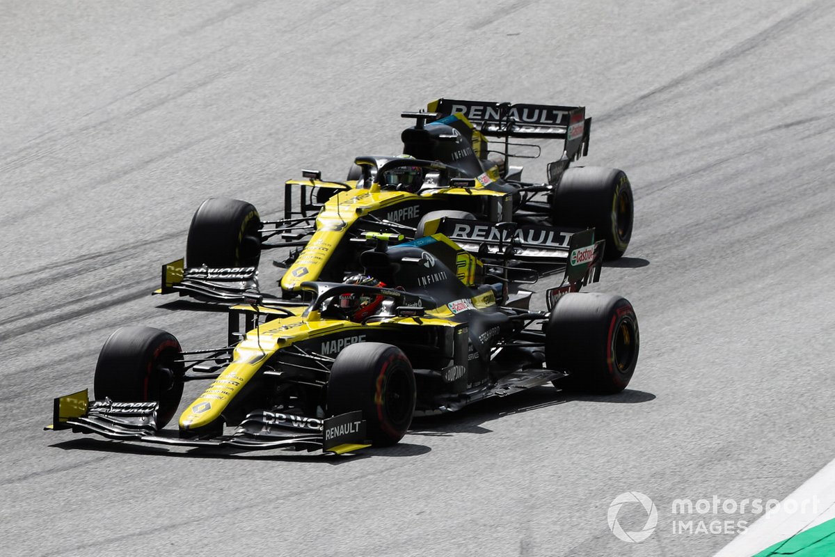 Esteban Ocon, Renault F1 Team R.S.20, leads Daniel Ricciardo, Renault F1 Team R.S.20