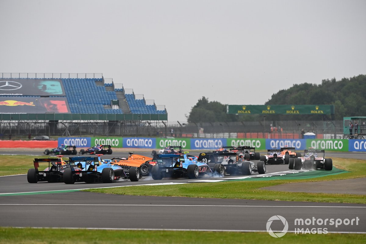 Calan Williams, Jenzer Motorsport, Federico Malvestiti, Jenzer Motorsport y Matteo Nannini, Jenzer Motorsport evitan el trompo de Alessio Deledda, Campos Racing