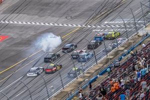 Ryan Blaney, Team Penske, Ford Mustang leads the field in the final lap