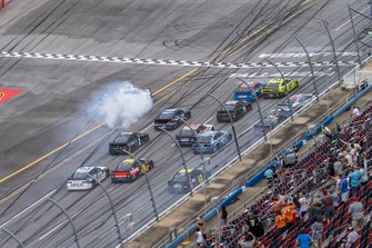 Ryan Blaney, Team Penske, Ford Mustang leads the field in the final lap