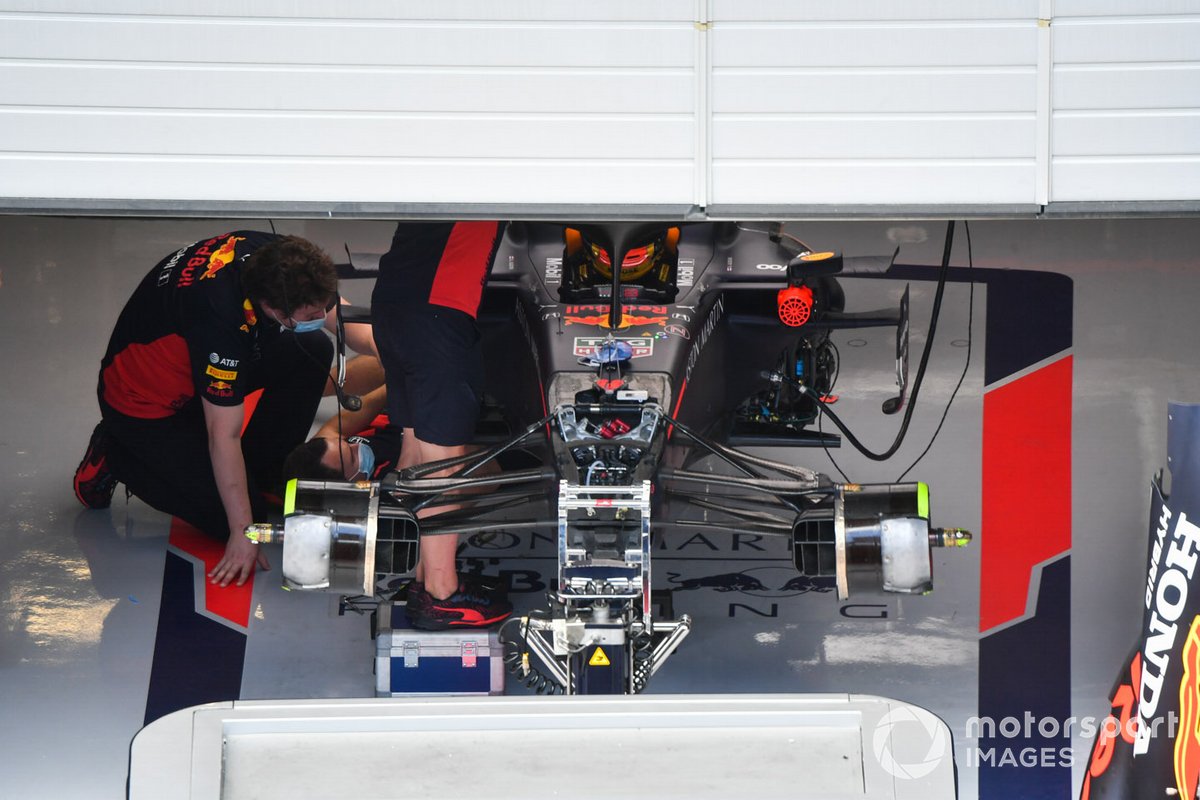 El Red Bull Racing RB16 de Alexander Albon se trabaja en el garaje del equipo