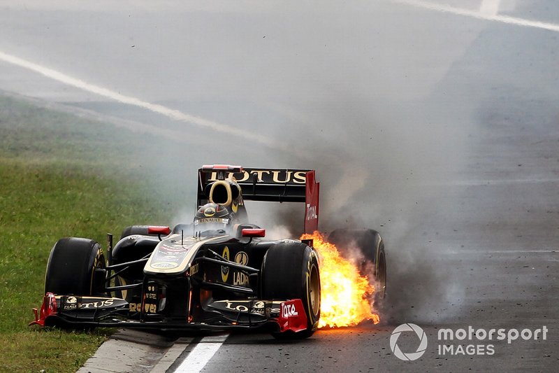 Nick Heidfeld, Lotus Renault GP R31 se retira por un incendio y una explosión