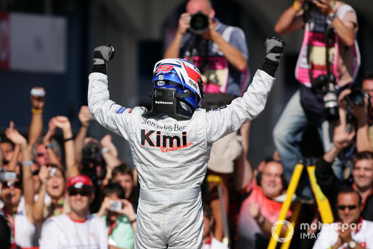 Kimi Raikkonen, McLaren Mercedes MP4-20 fête sa victoire