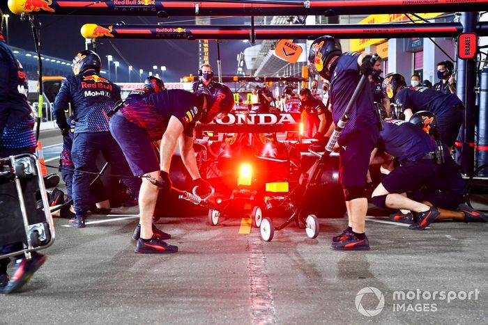 Sergio Pérez, Red Bull Racing RB16B, en boxes