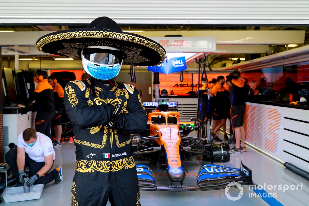 Mario Achi fuera del garaje de McLaren