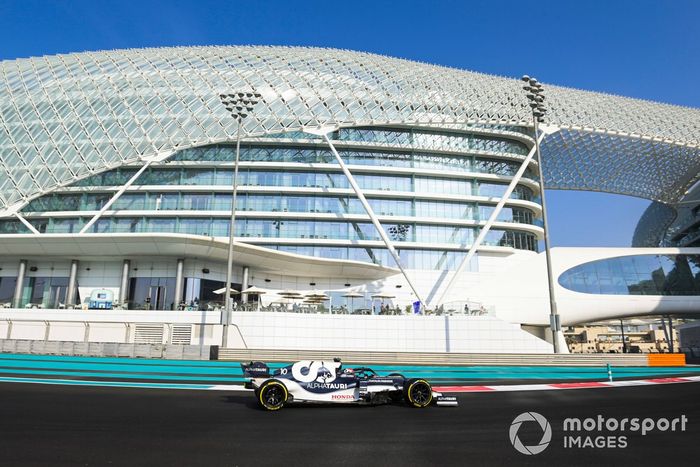 Pierre Gasly, con un AlphaTauri AT01 adaptado (muleto) con los Pirelli de 18 pulgadas  