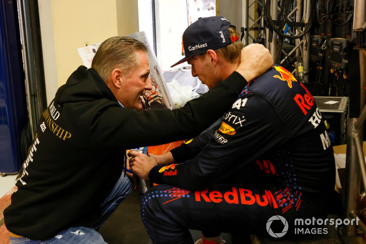 Max Verstappen, Red Bull Racing, 1a posizione, con suo padre Jos Verstappen dopo la gara