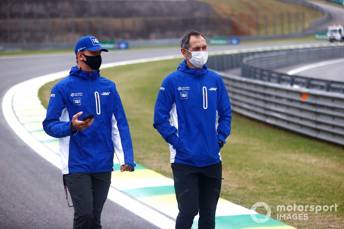 Mick Schumacher, Haas F1 camina por la pista