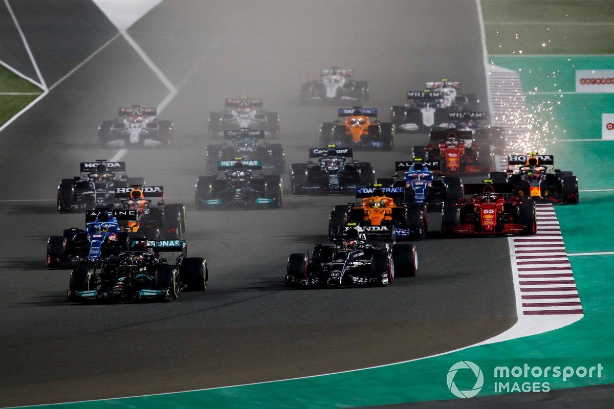 Lewis Hamilton, Mercedes W12, Pierre Gasly, AlphaTauri AT02, Fernando Alonso, Alpine A521, Lando Norris, McLaren MCL35M, Carlos Sainz Jr, Ferrari SF21, e il resto delle auto alla partenza