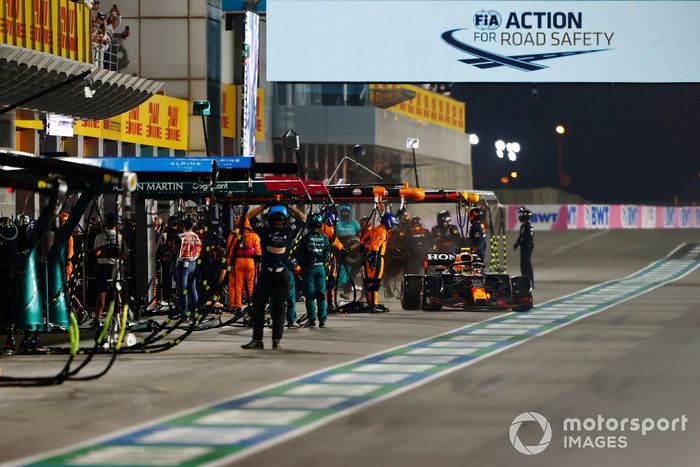 Sergio Pérez, Red Bull Racing RB16B, sale del pitlane
