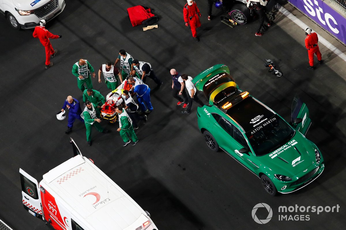 El personal médico traslada en camilla a Enzo Fittipaldi, Charouz Racing System, a una ambulancia que le espera
