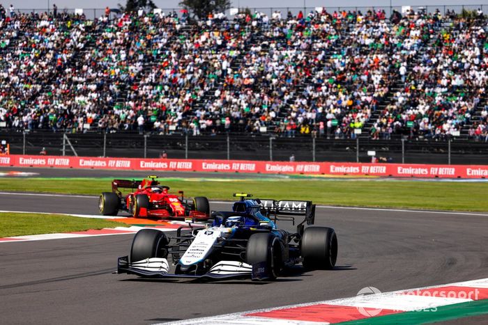 Nicholas Latifi, Williams FW43B, Carlos Sainz Jr., Ferrari SF21