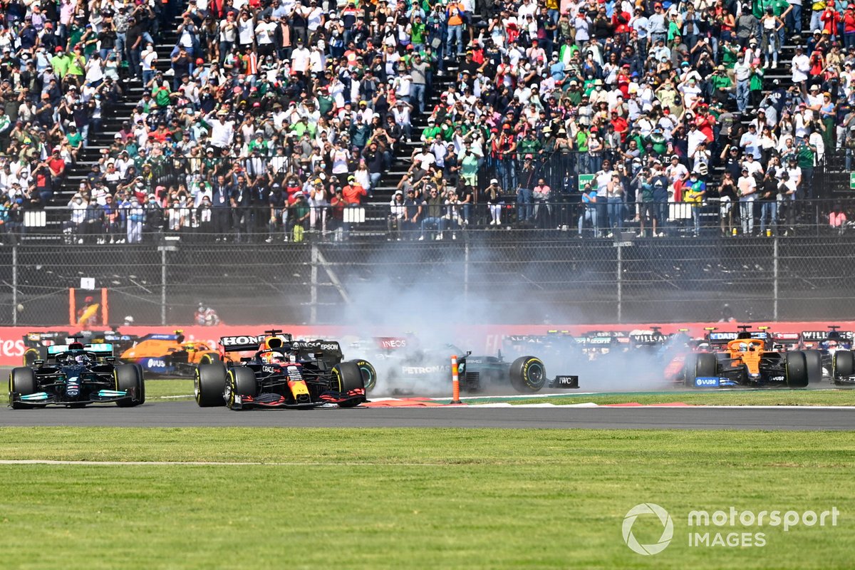 Max Verstappen, Red Bull Racing RB16B, Lewis Hamilton, Mercedes W12, mentre Valtteri Bottas, Mercedes W12, va in testacoda